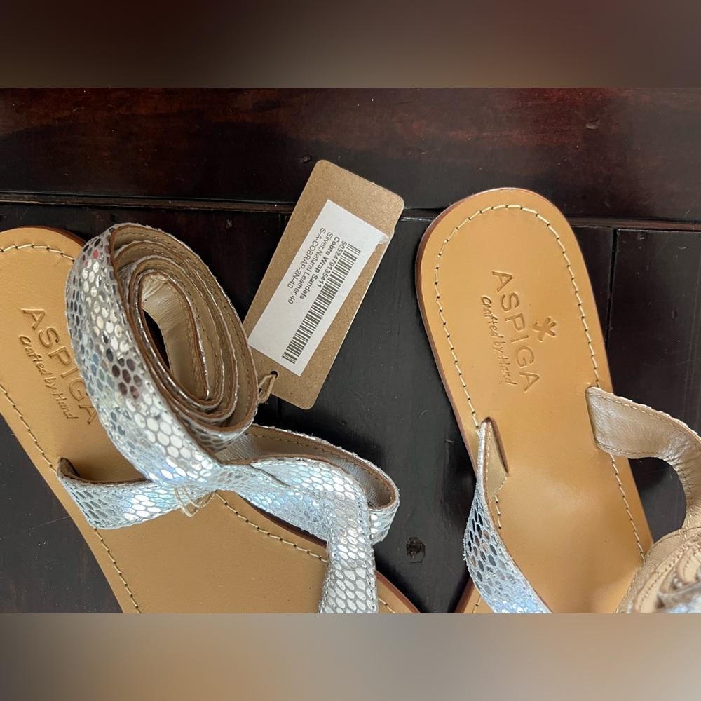NWT ASPIGA Bahrain Silver Leather Sandals with Sleek Design and Comfort - Picture 4 of 7